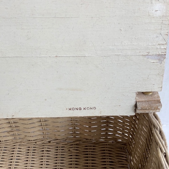 Vintage Hong Kong white distressed small basket - Picture 7 of 16
